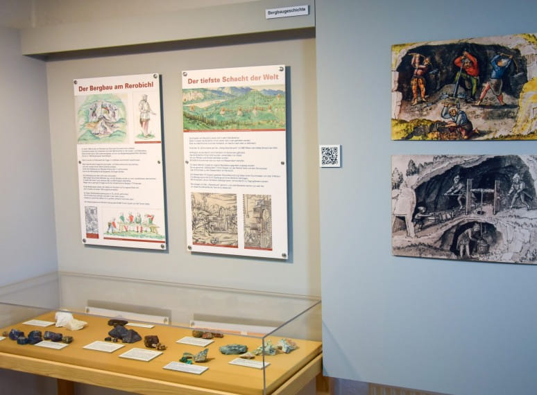 Ein Ausstellungsraum im Museum St. Johann in Tirol mit Schautafeln und historischen Abbildungen zum Bergbau.  