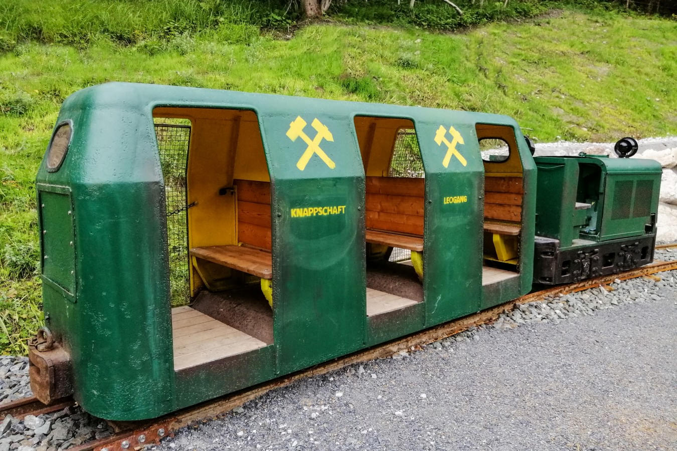 Grüne Grubenbahn mit gelben Bergbausymbolen und der Aufschrift 