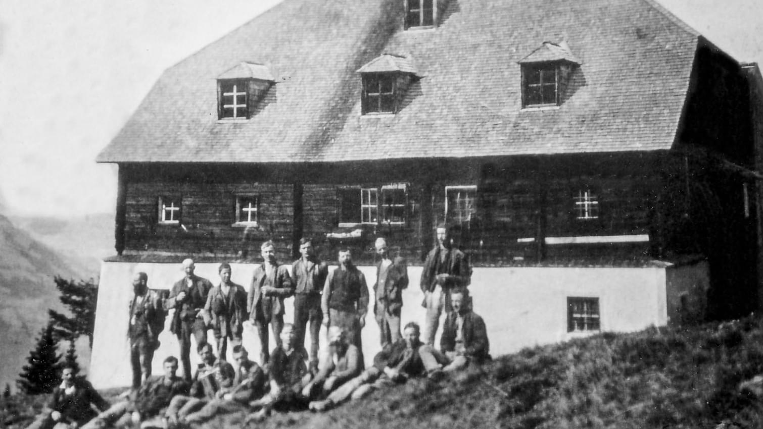 Historisches Foto einer Gruppe von Bergbauarbeitern vor der Kelchalm. 