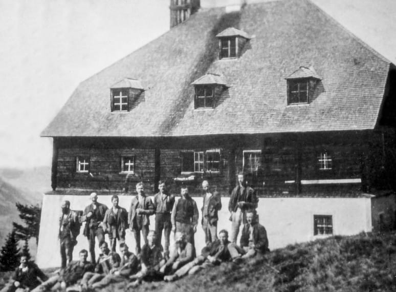 Historisches Foto einer Gruppe von Bergbauarbeitern vor der Kelchalm.